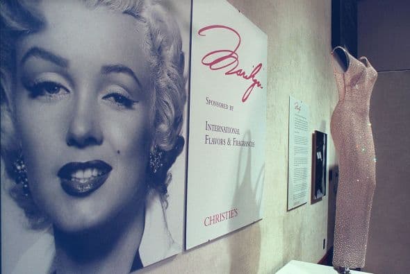 De igual manera la casa Chistie’s subastó el vestido que llevaba Marilyn al momento en que cantó "Happy Birthday" al presidente John F. Kennedy el 19 de mayo de 1962. Por la prenda se pagaron $1,267,500.