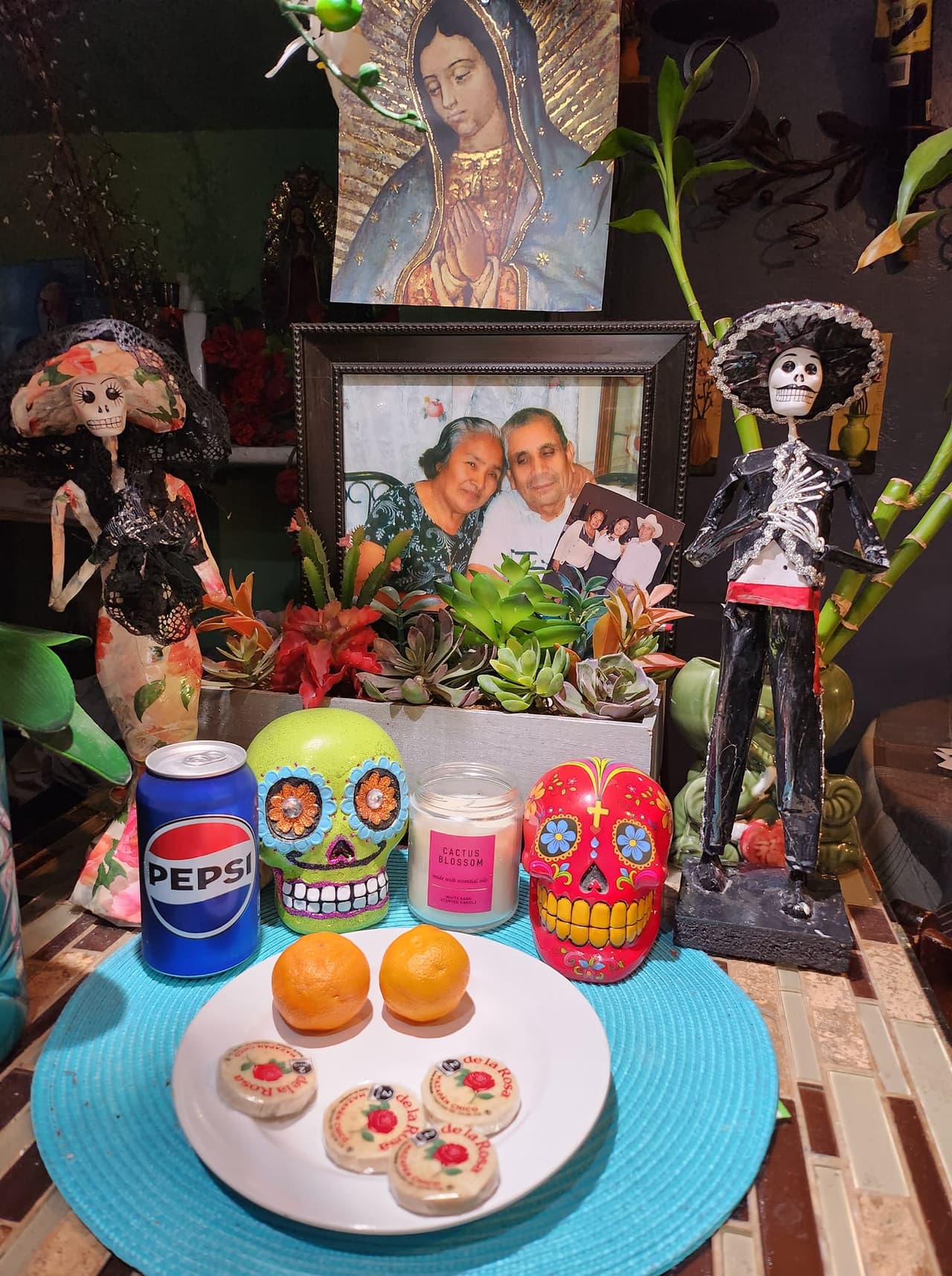 Con la comida favorita de sus seres queridos, como dice la tradición, Danely Mercado montó el altar y de fondo la Virgen de Guadalupe.