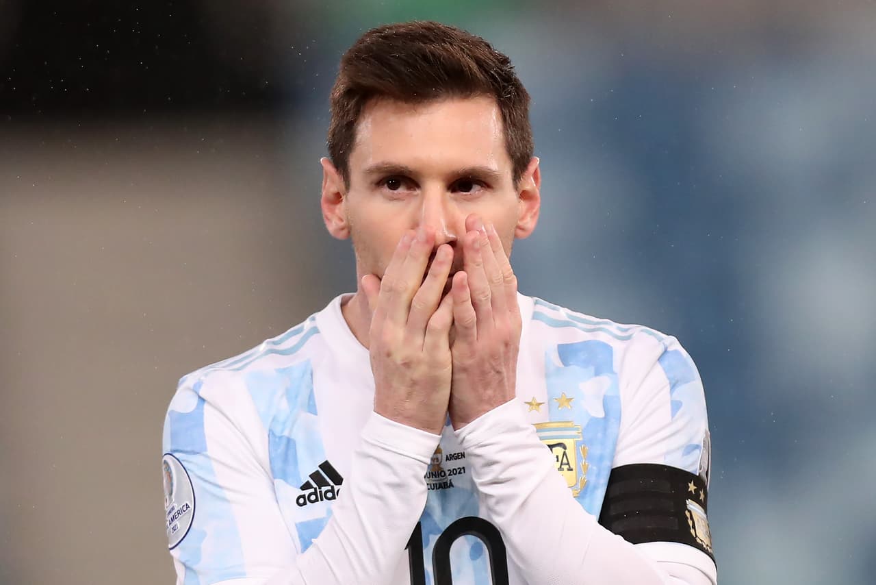 Argentina le pasó por encima a Bolivia con una gran noche de Lionel Messi, quien ya es el jugador con más apariciones en la selección albiceleste. ‘Papu’ Gómez hizo el primer gol del partido y Lautaro Martínez sentenció. Bolivia hizo el del honor.