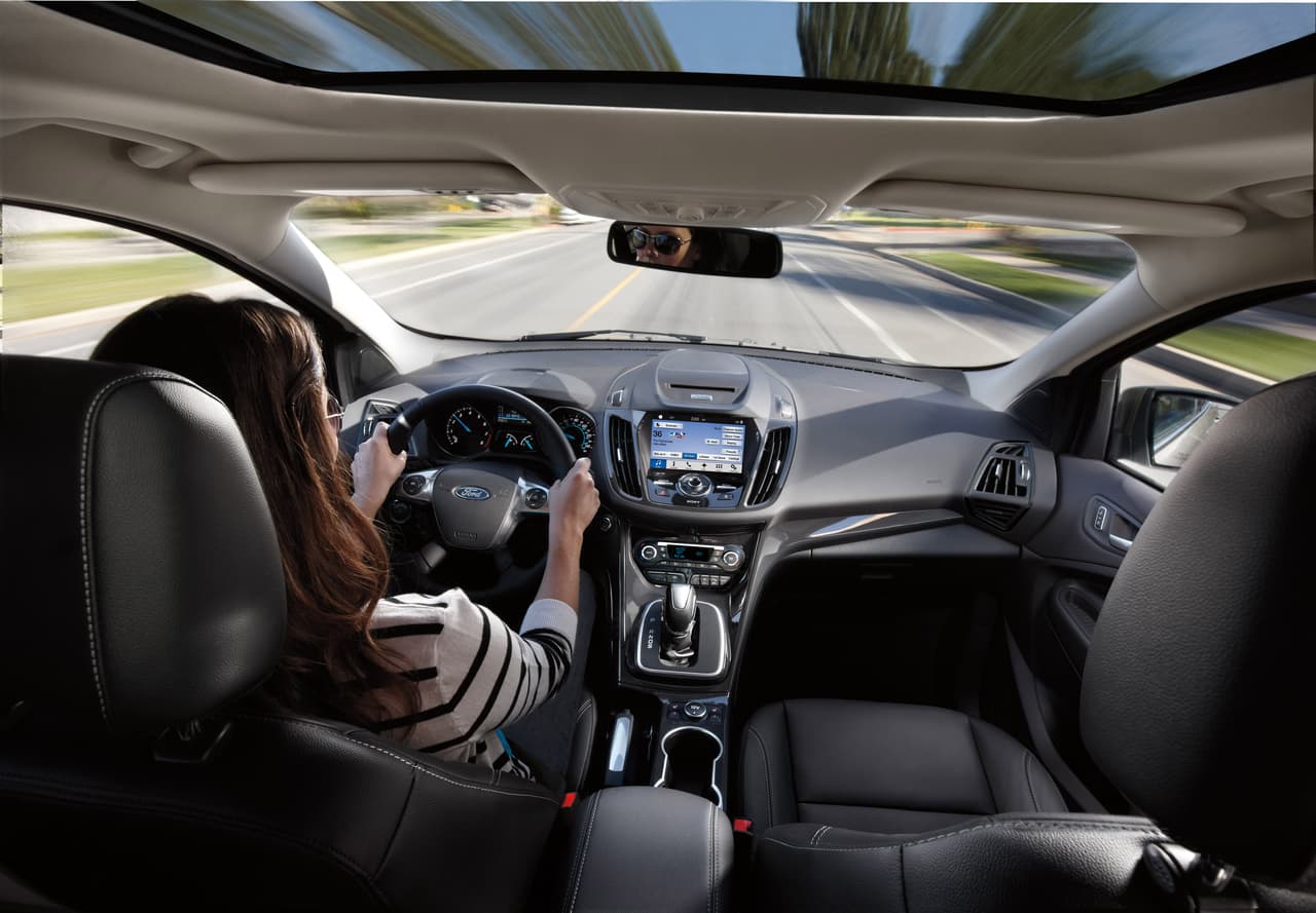 <b>Seguridad</b>
<br>Cuando se elija un sistema de infoentretenimiento es importante considerar la seguridad al volante. Actualmente tantas funciones, y el mal manejo o desconocimiento que se tiene para llegar a ellas, son motivo de distracciones graves mientras se conduce, por lo que son causas frecuentes de accidentes. De ahí lo trascendente de elegir el sistema más amigable y funcional para el conductor.