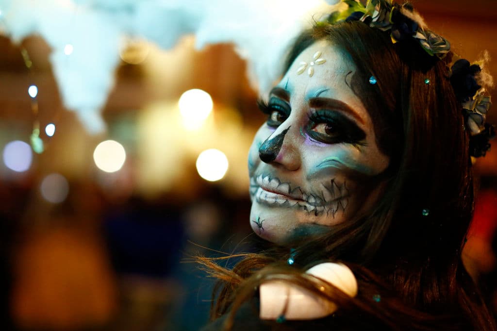 “Día de Muertos, Fieles Difuntos, no son un día, 
<b>son días y ceremonias que tienen inmersa una connotación religiosa</b>, donde el rito confirma el culto y éste simboliza la comunión y pacto de una grupalidad que traspasa los límites. 
<b>La muerte no nos puede alcanzar mientras haya quien nos conmemore</b>, quien nos recuerde”, dice Mendoza Luján.
<br>
<br>A lo largo de México existen una serie de variantes que aseguran que el 28 de octubre es el “día de los matados”, quienes fallecieron en accidentes, y que el día 30 de octubre llegan las almas de los limbos, es decir los niños que murieron sin ser bautizados.