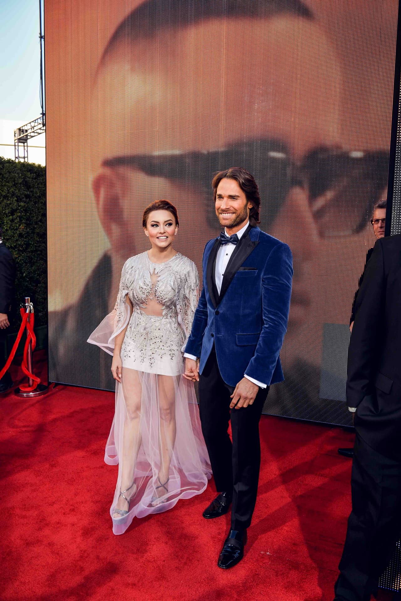 Tomaditos de la mano y muy felices, derrochando amor.