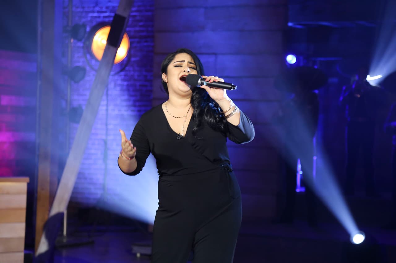 Su primera participación en el escenario de La Reina de la Canción fue con el tema 'Si nos dejan', con el que se enfrentó en un duelo contra Olivia Calderón.