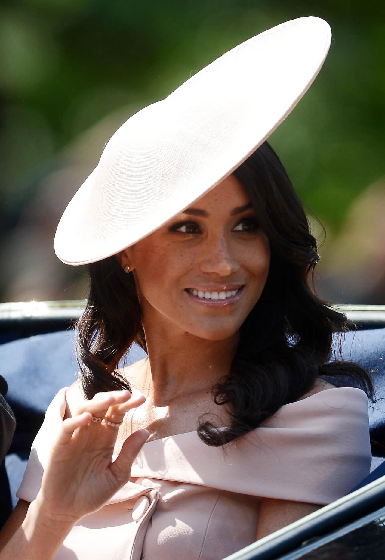 A unas semanas de haberse casado con el Príncipe Harry y de haber regresado de su luna de miel por Canadá, Meghan Markle hizo su debut como duquesa en el desfile militar Trooping the Colour.
