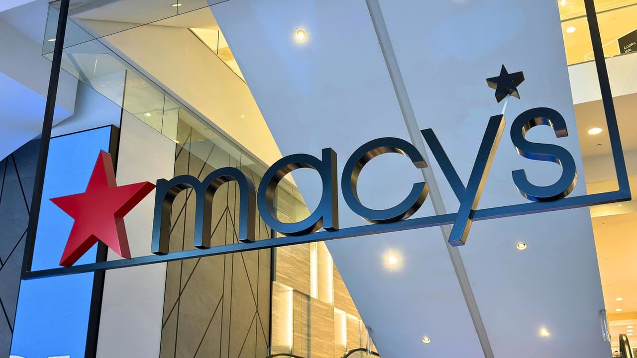 Los cierres de tiendas de Macy’s
<b> reflejan una tendencia más amplia en la industria, donde los grandes almacenes luchan por mantenerse rentables frente a la competencia en línea y un cambio en las preferencias de los consumidores hacía las compras digitales. </b>La reestructuración de la empresa está diseñada no solo para mejorar su rendimiento financiero a corto plazo, sino también
<b>para prepararse para el futuro con una oferta más diversificada y adaptada a las necesidades del mercado moderno.</b>
