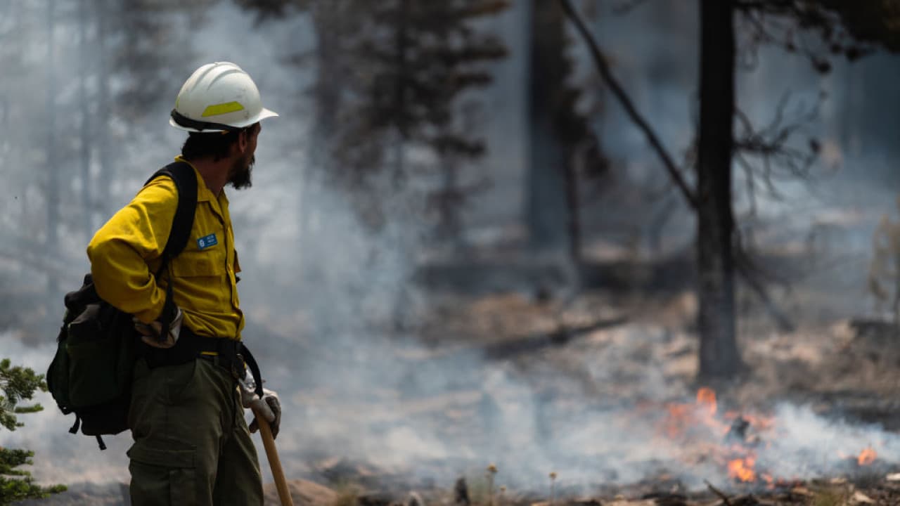 Los bomberos en el sur de Oregon redoblaron sus esfuerzos para contener el incendio Bootleg este domingo, pero las llamas continuaron propagándose y las autoridades debieron declarar advertencias en el área. Más noticias aquí.