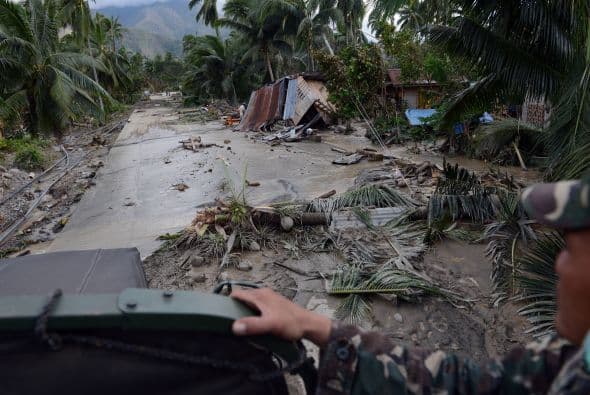 Las intensas lluvias, que originaron el desborde de ríos e inundaron carreteras y campos de cultivo, obligaron a suspender cientos de 150 vuelos nacionales e internacionales, además dejó varados a miles de personas en los puertos.