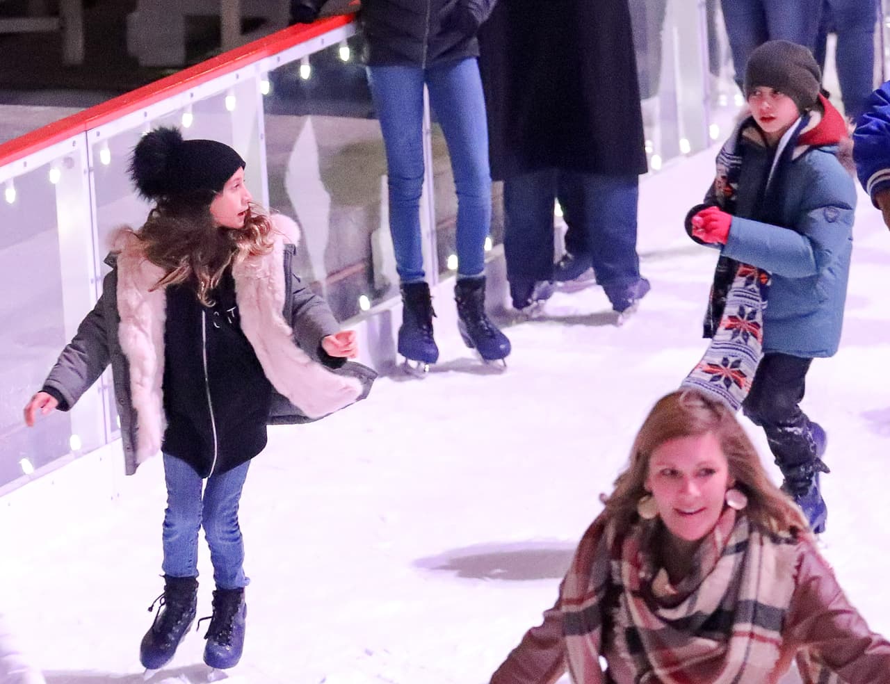 A 11,001 kilómetros (6,835 millas) de distancia de su famosa madre JLo, sus hijos Max y Emme, se hablaban con la mirada mientras patinaban sobre el hielo en el Rockefeller Center, en Nueva York.