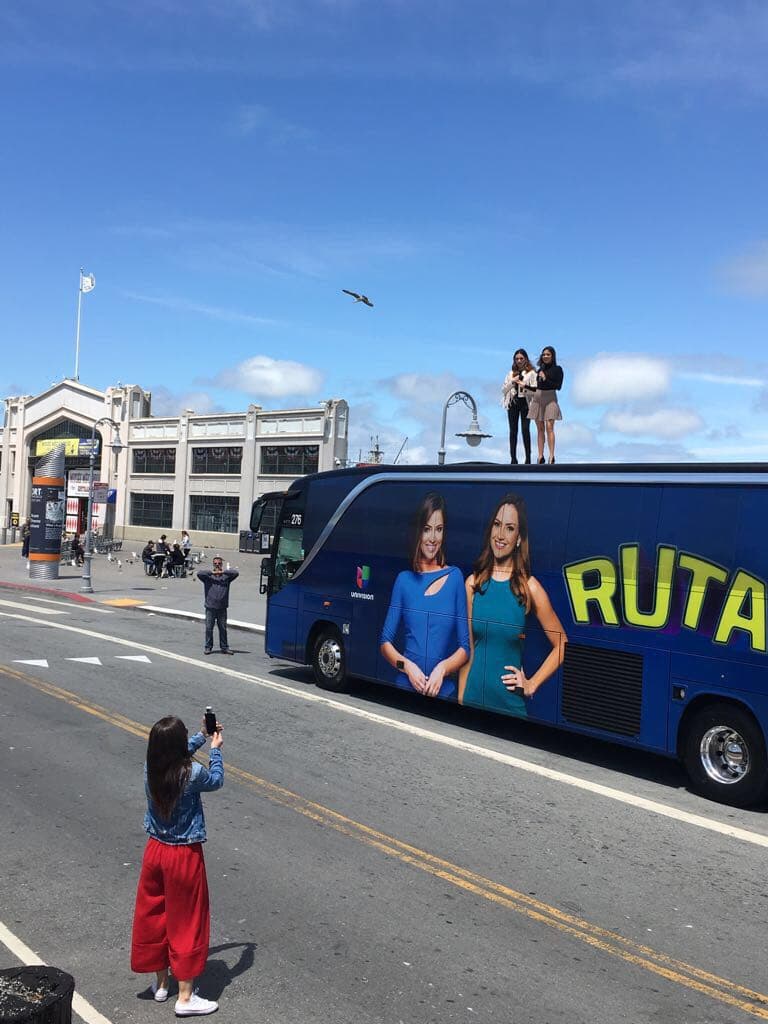 Nuestras presentadoras se subieron al techo del autobús para grabar la introducción.