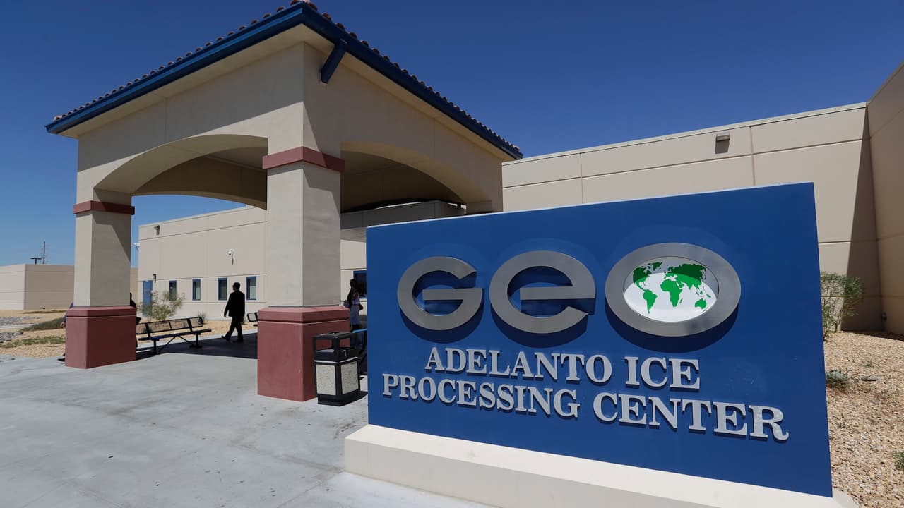 Demanda federal acusa condiciones inhumanas en el centro de detención de Adelanto