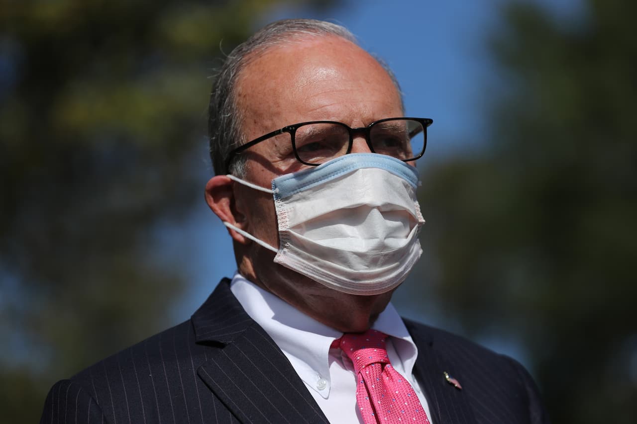 El asesor económico de la Casa Blanca, Larry Kudlow, dijo hace dos semanas en Fox Business: “El presidente ha aprobado un
<a href="https://www.univision.com/noticias/elecciones-en-eeuu-2020/ahora-trump-propone-paquete-de-ayuda-mayor-al-que-rechazo-a-pelosi-por-considerar-excesivo-en-que-andan-las-negociaciones">paquete</a> revisado", y añadió: "Le gustaría hacer un trato". Kudlow también afirmó que están dando los "últimos toques" a una propuesta de paquete con Pelosi.