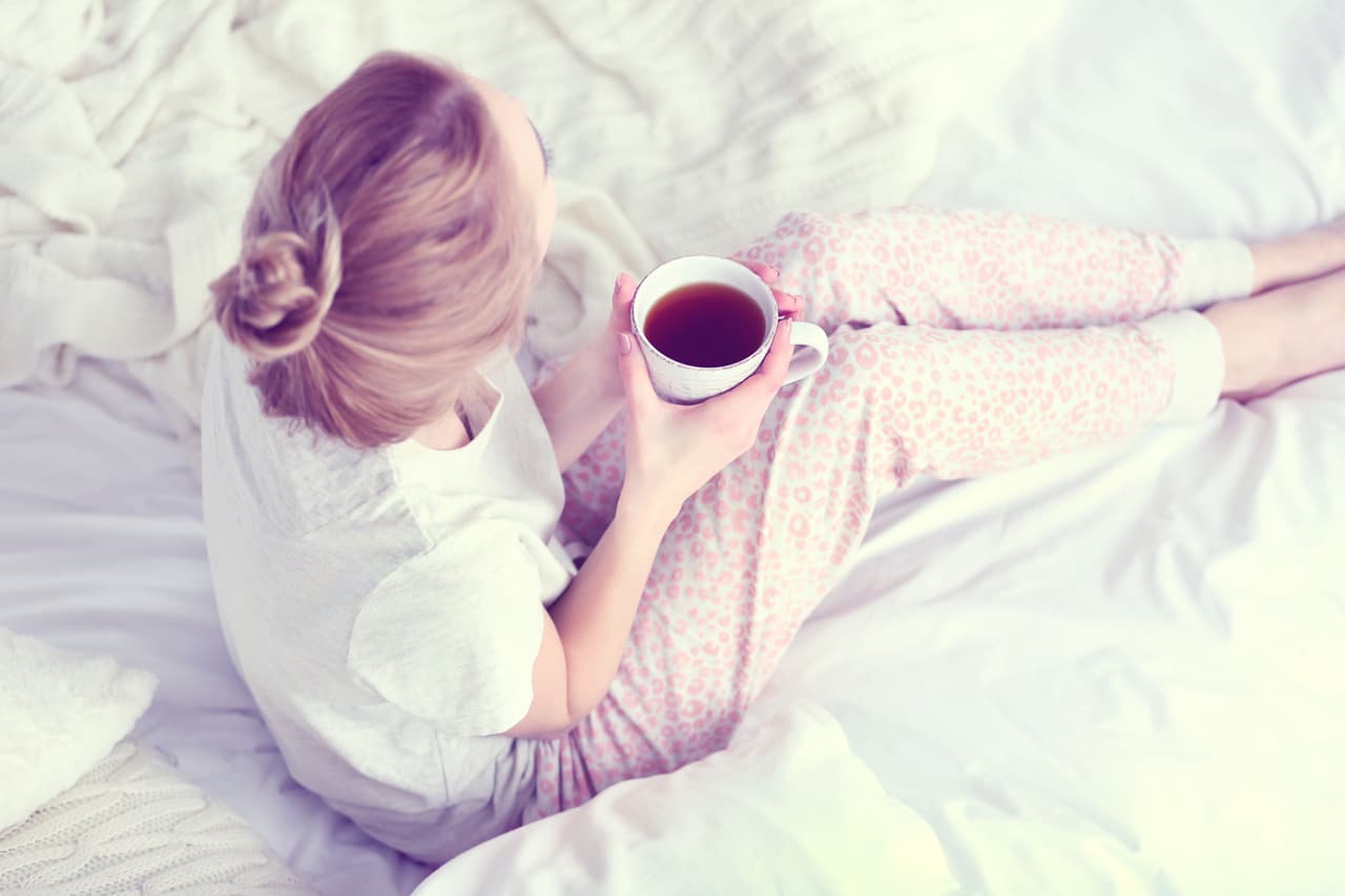 Otro remedio natural que te recomendamos es un té de cúrcuma, una especia altamente conocida por sus efectos analgésicos y anti-inflamatorios. Añade ½ cucharadita de jengibre en polvo y cúrcuma a 1 taza de agua, déjalo hervir por 10 minutos y disfrútalo dos veces al día.