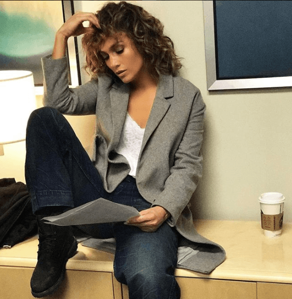 El café se encuentra entre los secretos más ventilados de Jennifer López, pues antes de tener su vaso oficial, no dudaba en mostrarse con los de la cadena Starbucks.