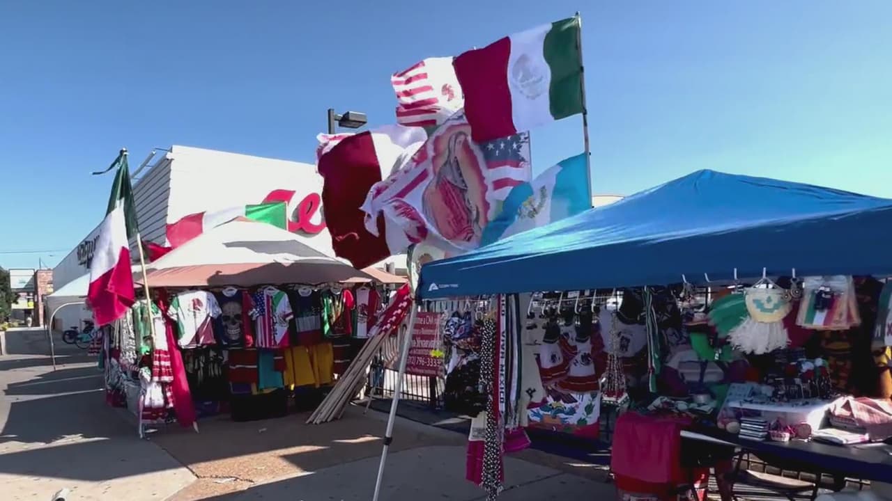 Este fin de semana regresa a La Villita el desfile de la Independencia de México y autoridades explicaron de qué manera garantizarán la seguridad de asistentes. “Tendremos más oficiales en patrullas y nuestro grupo de trabajo de caravanas estará monitoreando otras actividades en la ciudad”, dijo el oficial Angel Novalez. Por su parte, la cónsul de México en Chicago pidió a la comunidad participar en los eventos y festejar con precaución y responsabilidad.