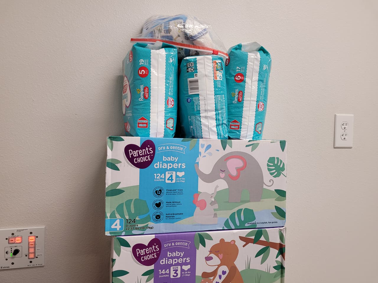 Donaciones para bebes como pañales, comida para los afectados.