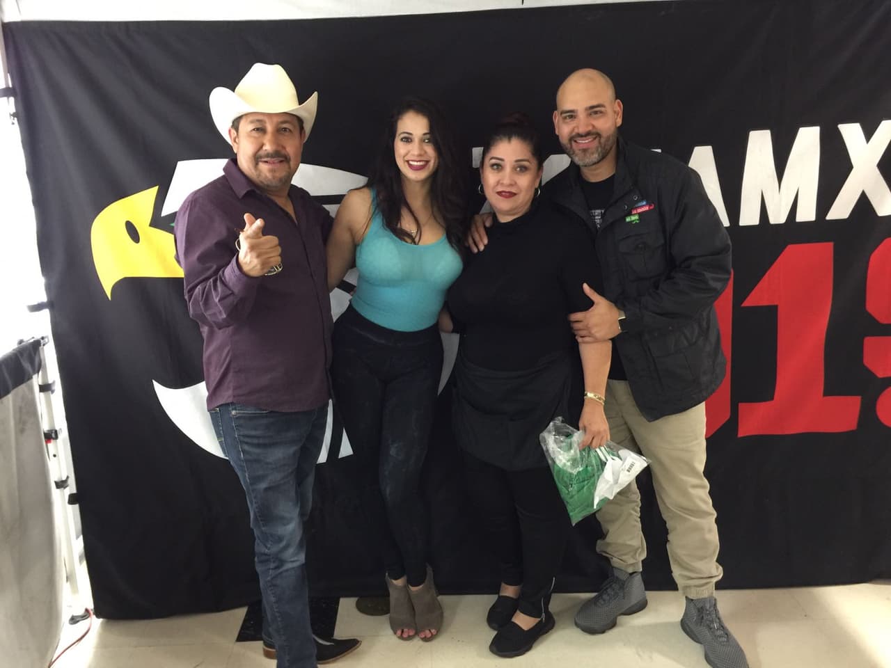 Raul 'El Pelón', Carla Medrano y El Feo vistieron de color verde las calles de Los Ángeles previo al partido de la selección de mexicana en esta ciudad.