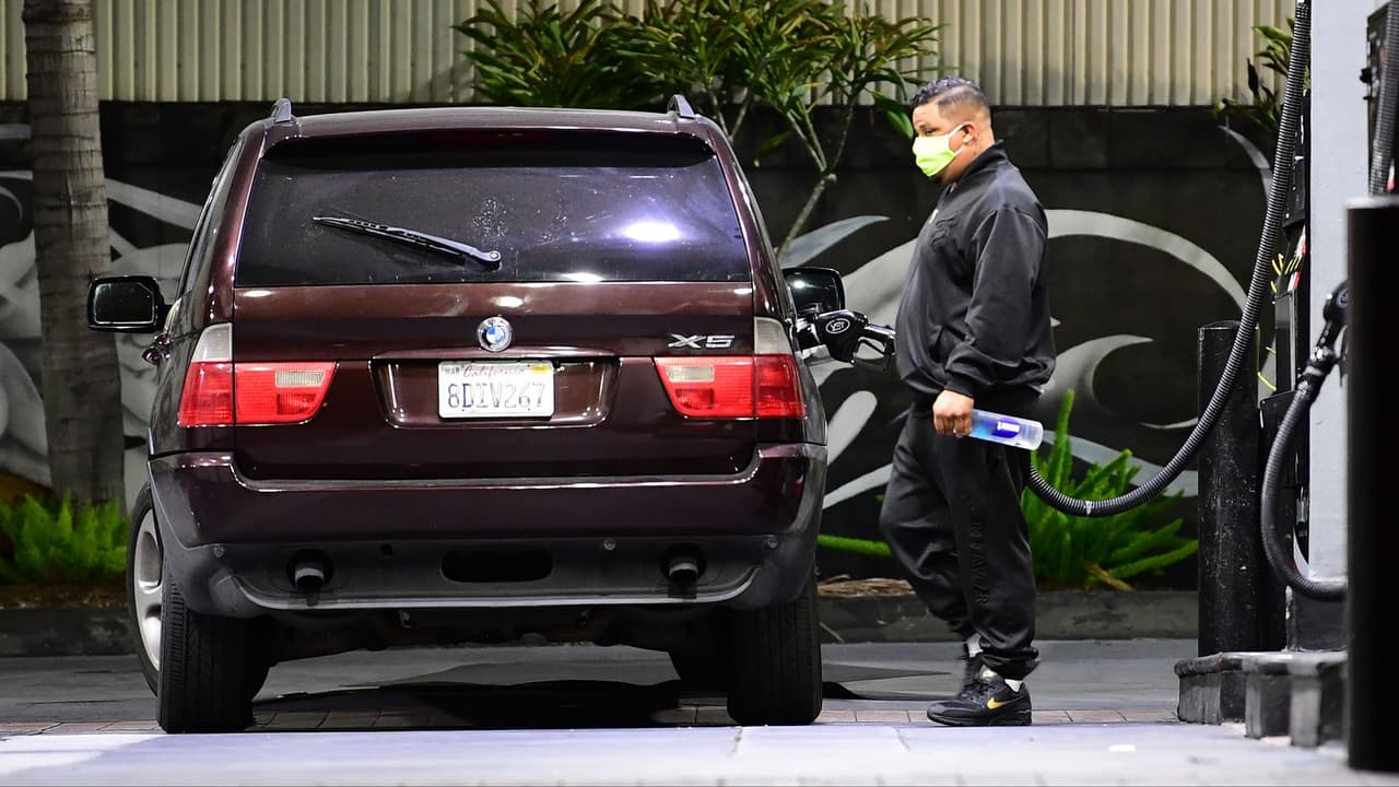 Qué tanto afecta al bolsillo la caída de los precios de la gasolina por el coronavirus 