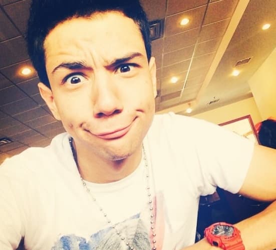 Siempre tiene alguna ocurrencia qué mostrar a la cámara.