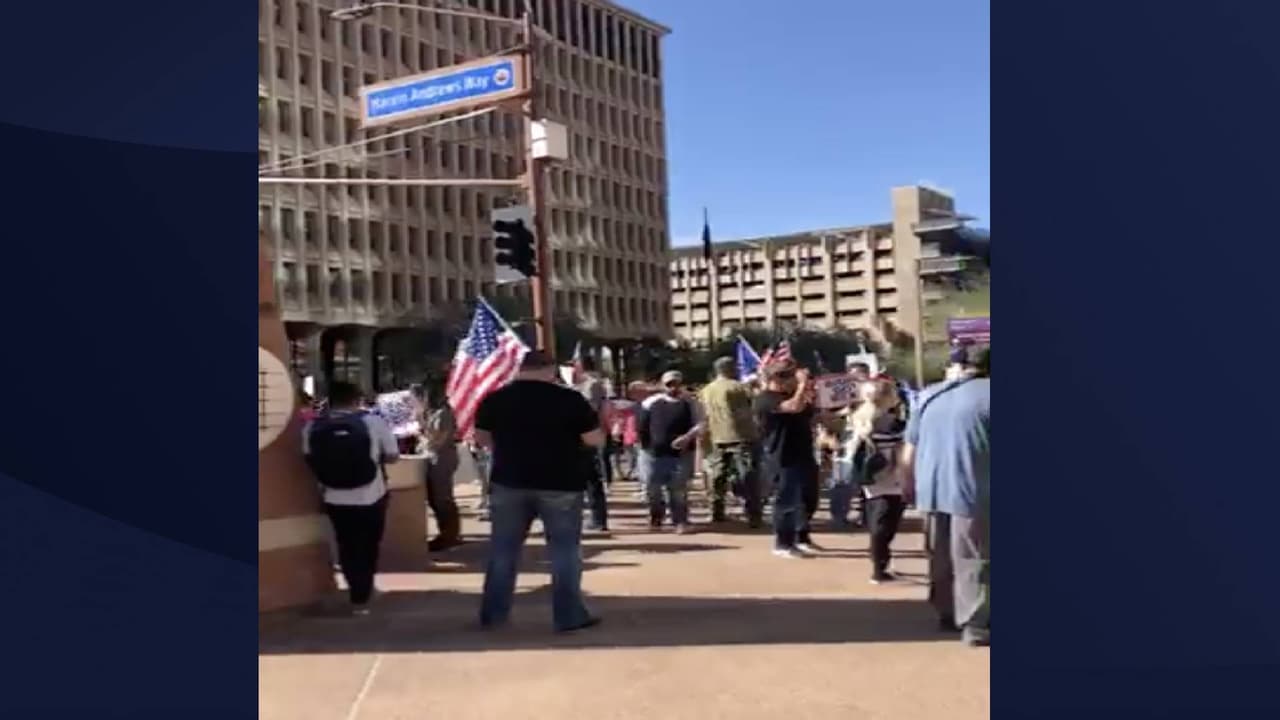 Decenas de personas se congregan esta mañana en el ayuntamiento de la ciudad de manera pacífica. Sin embargo, ha habido un intercambio de palabras entre los manifestantes.
<br>