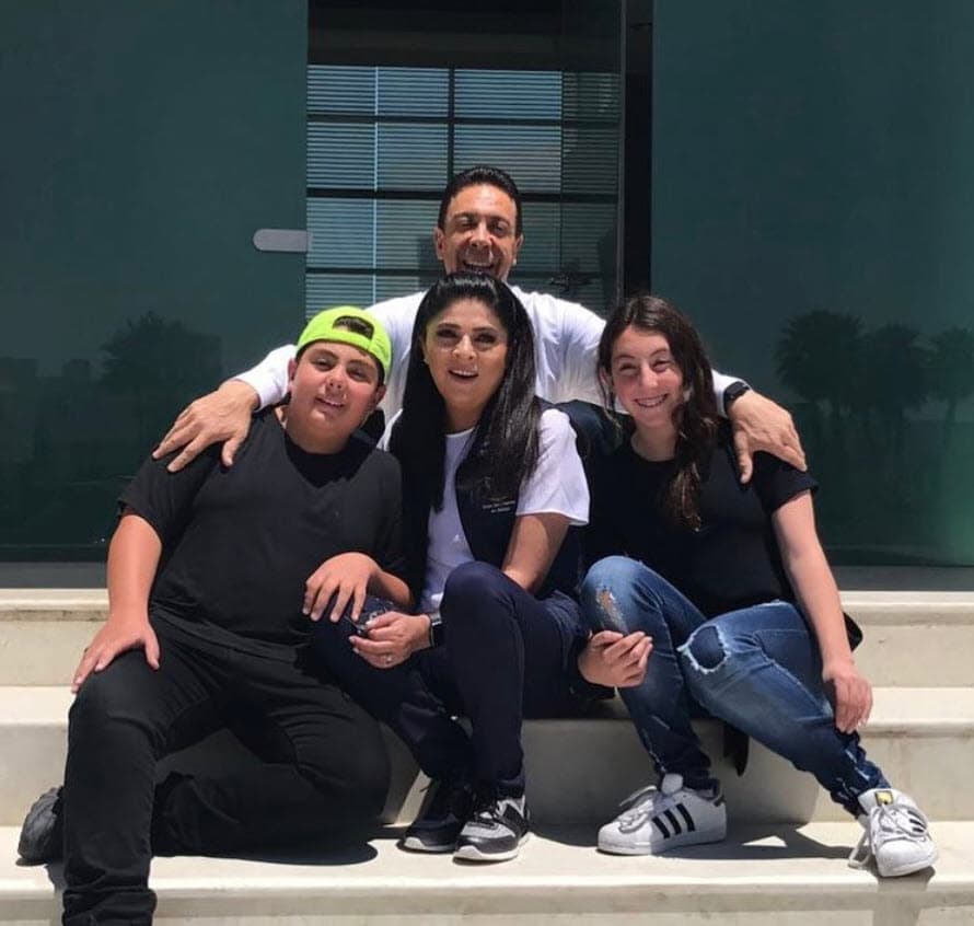 "Estuvimos encerrados 20 días cada uno en su habitación. Gracias a Dios, ellos fueron casi asintomáticos, se recuperaron sin problemas.
<b><a href="https://www.univision.com/entretenimiento/celebridades/victoria-ruffo-sus-amores-polemicas-y-grandes-exitos-en-su-carrera-fotos">Yo tuve algo de tos, diarrea, perdí gusto y olfato</a></b>", agregó a la revista.
<br>