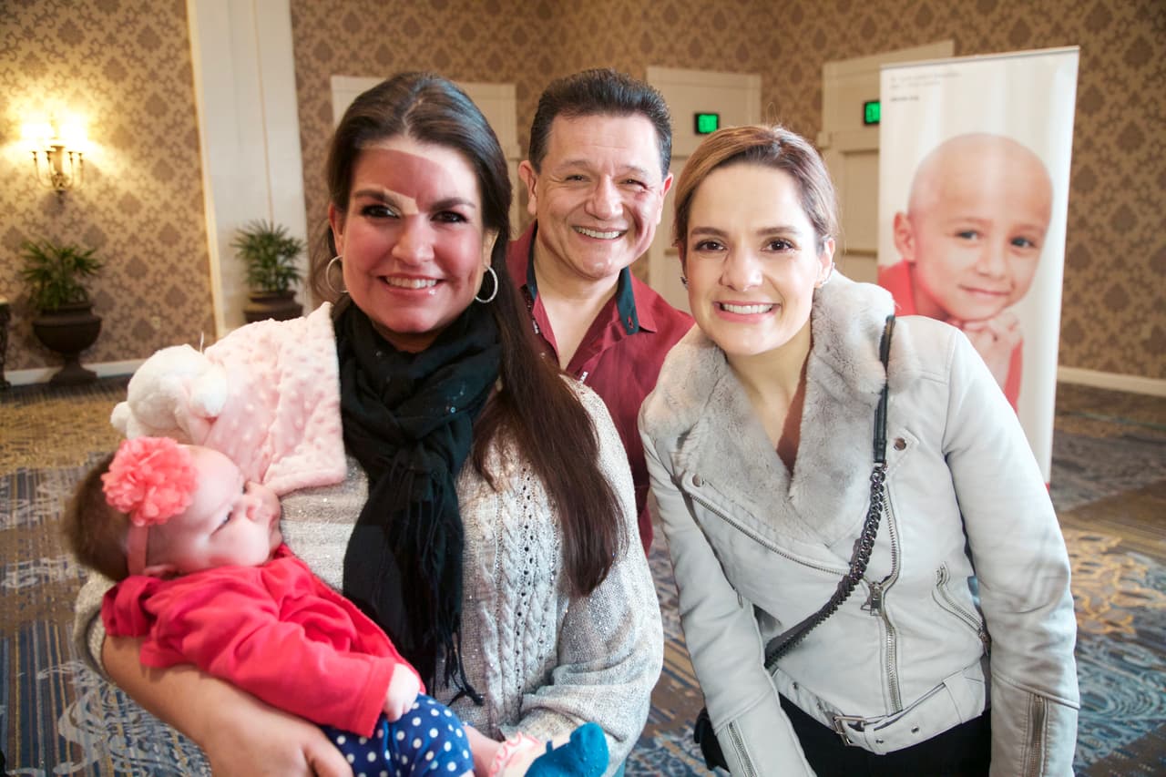 Aquí una foto con dos milagros: una sobreviviente de cáncer en su infancia y su bebé (lo cual los médicos habían dicho no sería posible).