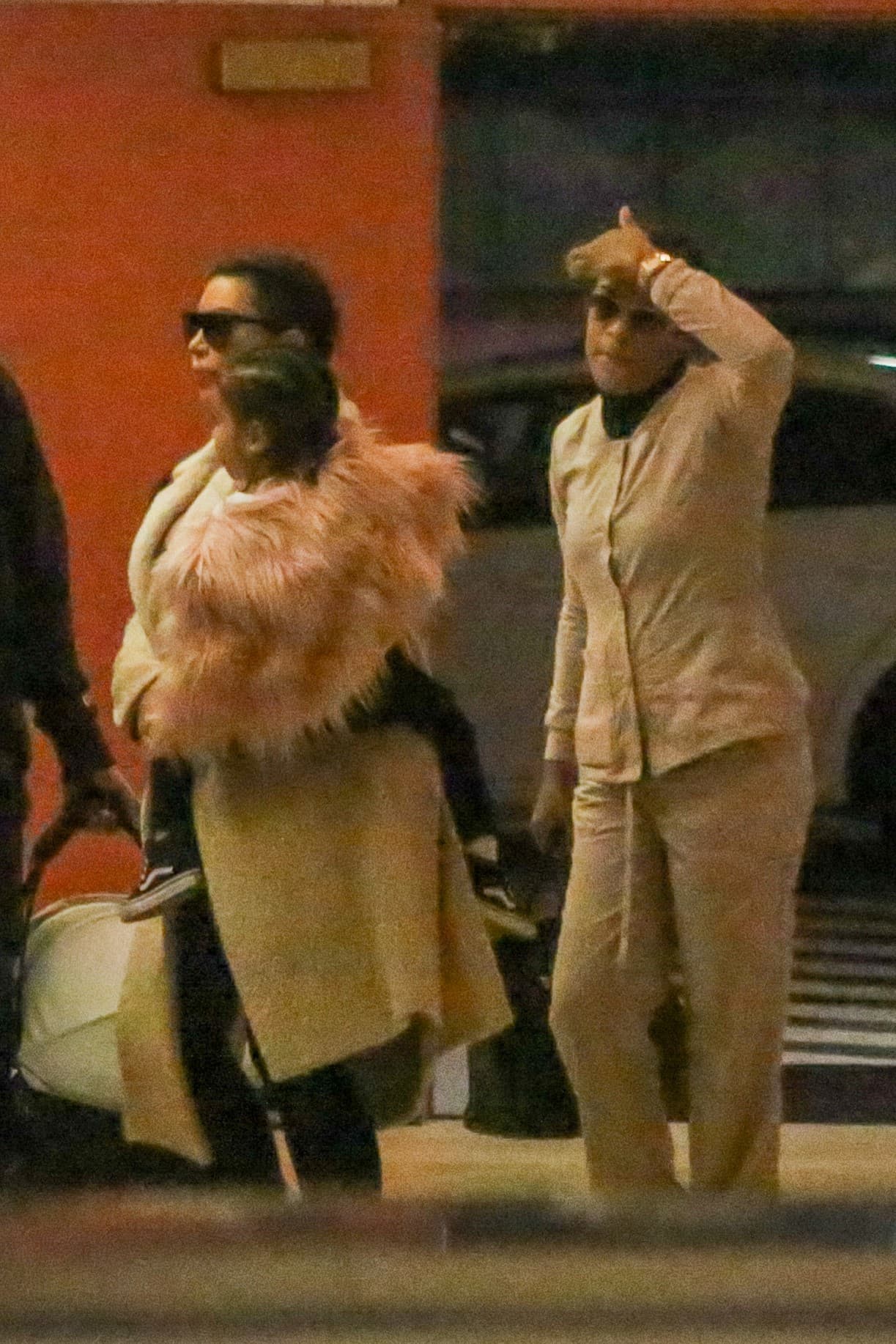 Y Kim no descuida ni un segundo a su nena.