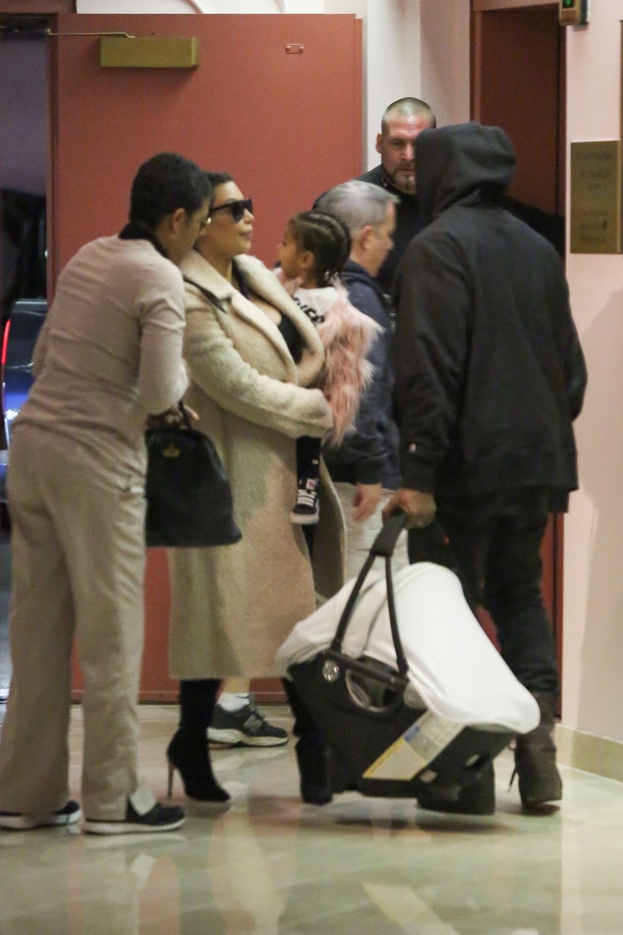 Aunque ya ha perdido varias libras tras el parto, aún tiene un largo camino que recorrer para recuperar su figura.