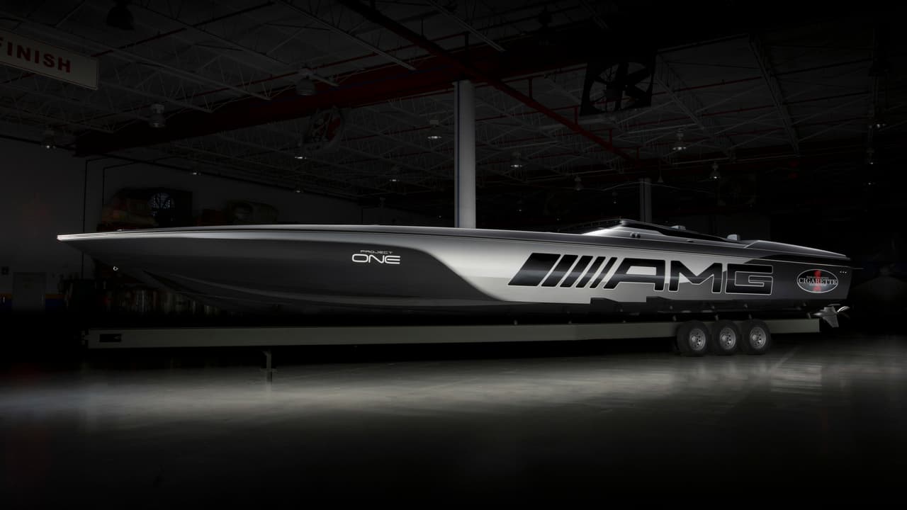 El Cigarette Racing 515 Project ONE es el más reciente producto de la sociedad de Cigarrette Racing y Mercedes-AMG quienes desde hace 11 años had estado colaborando es en diseño y producción de lanchas ultra rápidas de lujo.
<br>
<br>La 515 Project ONE mide 51 pies y 5 pulgadas y cuenta con una increible velocidad máxima de 140 millas por hora gracias en parte a el uso en su estructura hecha de una aleación altamente optiminazada de fibra de carbono, Kevlar y fibra de vidrio.