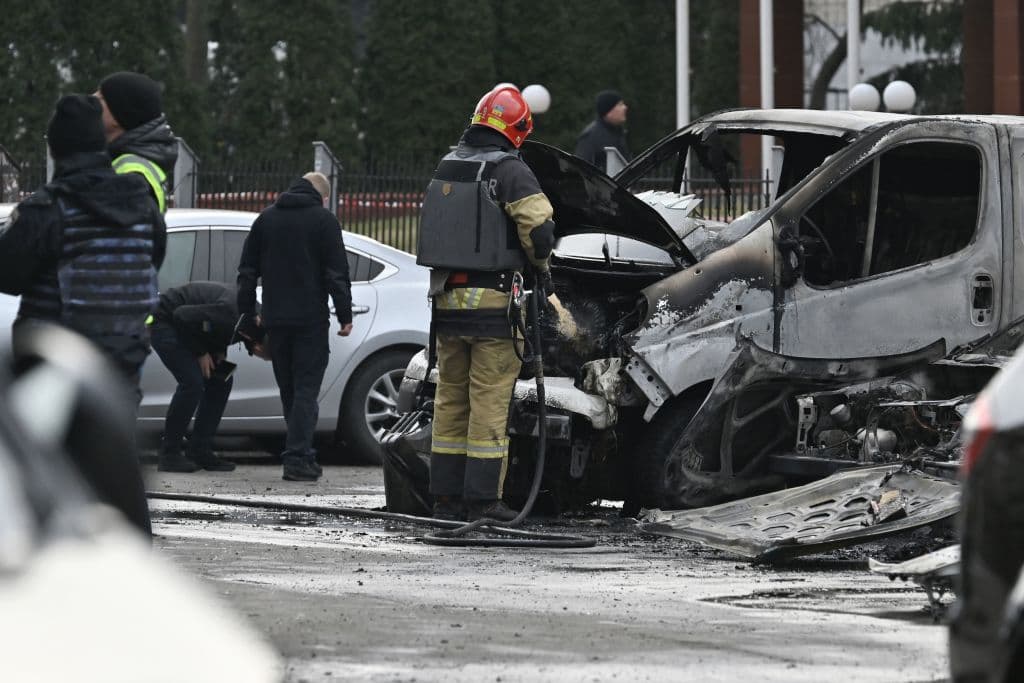 Bomberos en una zona residencial de Kiev donde cayeron fragmentos de misiles lanzados por Rusia.