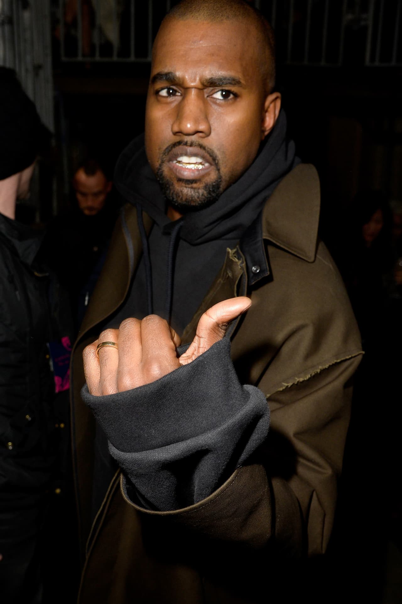 Y para rematar su comentario, agregó: "Yo no juego así". Kanye está imparable, parece que estos días algo le sucede, tanto que hasta se dice que Kim lo quiere mandar a terapia.