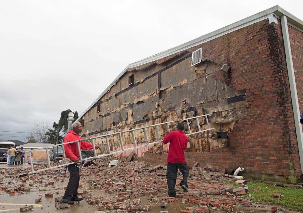 Una pared de un templo baptista en Kenner, Louisiana, sufrió daños por la tormenta