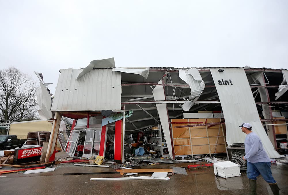 Una tienda de equipo de computación destruida por el tornado