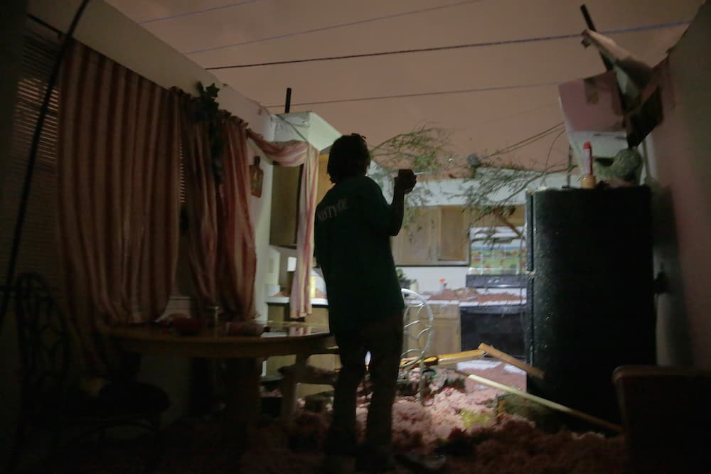 Este hombre revisa los daños provocados por el tornado