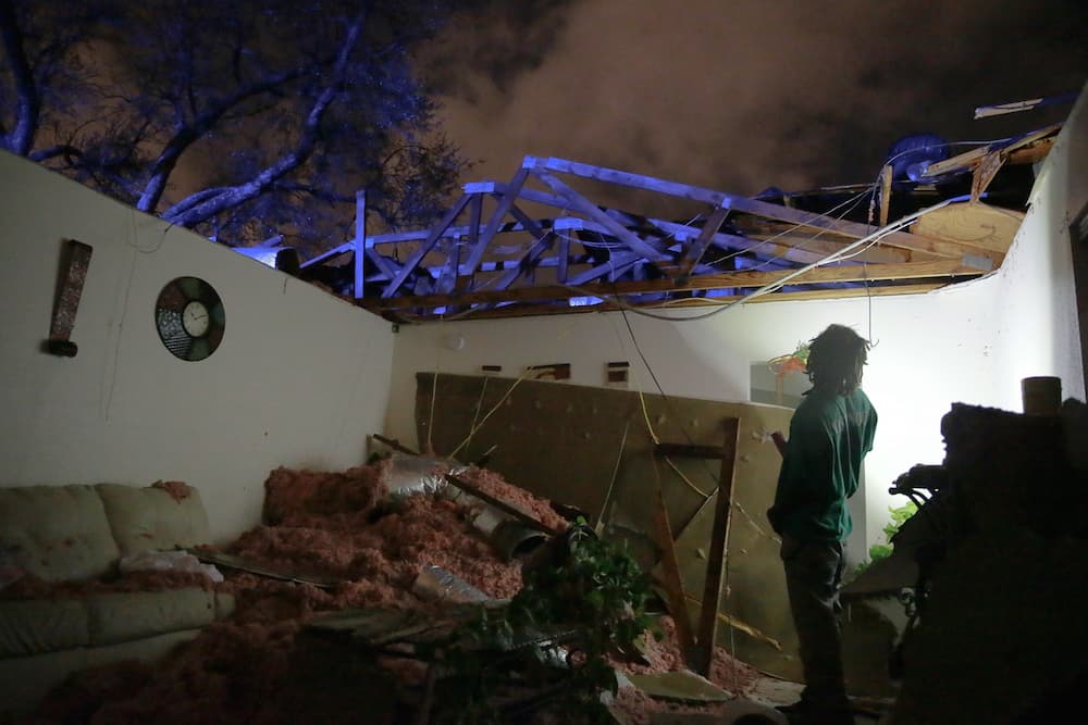 Enoch Kinard observa los daños que causó el tornado a su casa