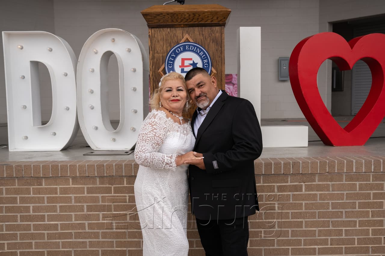 Un arco decorado con flores rojas y blancas, así como con corazones y globos, fue el lugar predilecto para las fotografías del recuerdo.