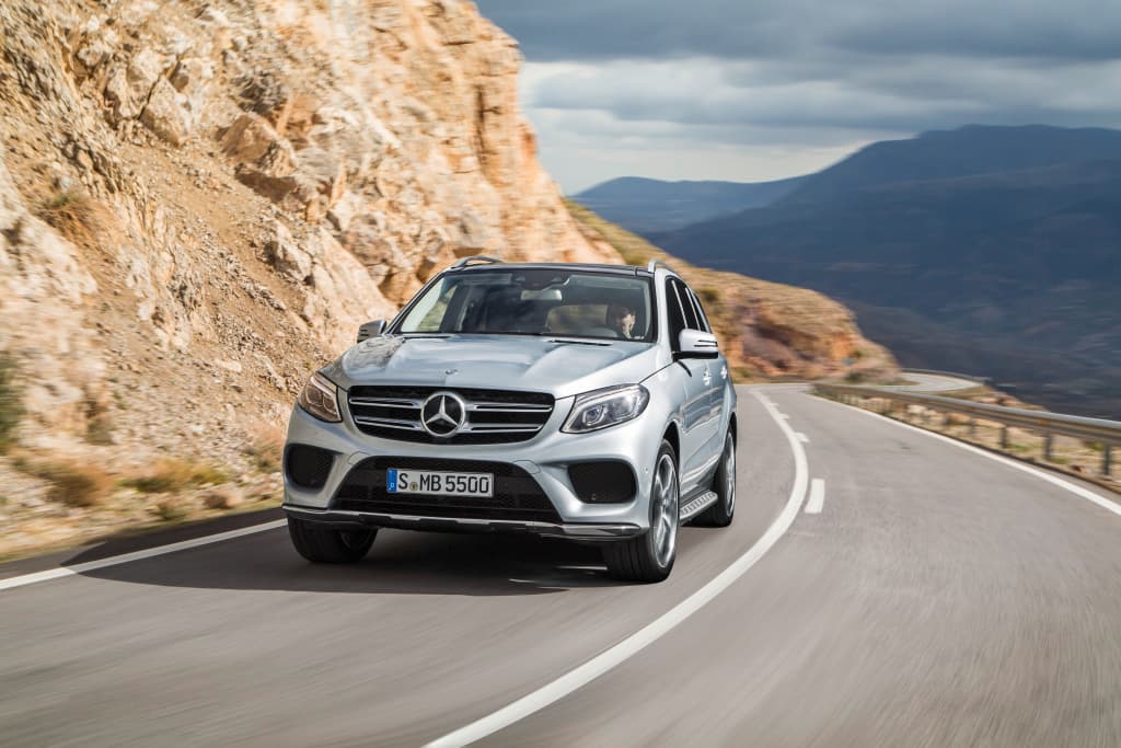 La Mercedes-Benz GLE que actualmente posee Hirving Lozano corresponde al modelo presentado en 2015, el cual tenía dentro de su gama de opciones motores cuatro, seis y hasta ocho cilindros, este último para su versión AMG. También ofrece la versión híbrida enchufable de 436 caballos de fuerza y 479 libras-pie de torque, la cual tiene un precio a partir de 67,00 dólares.