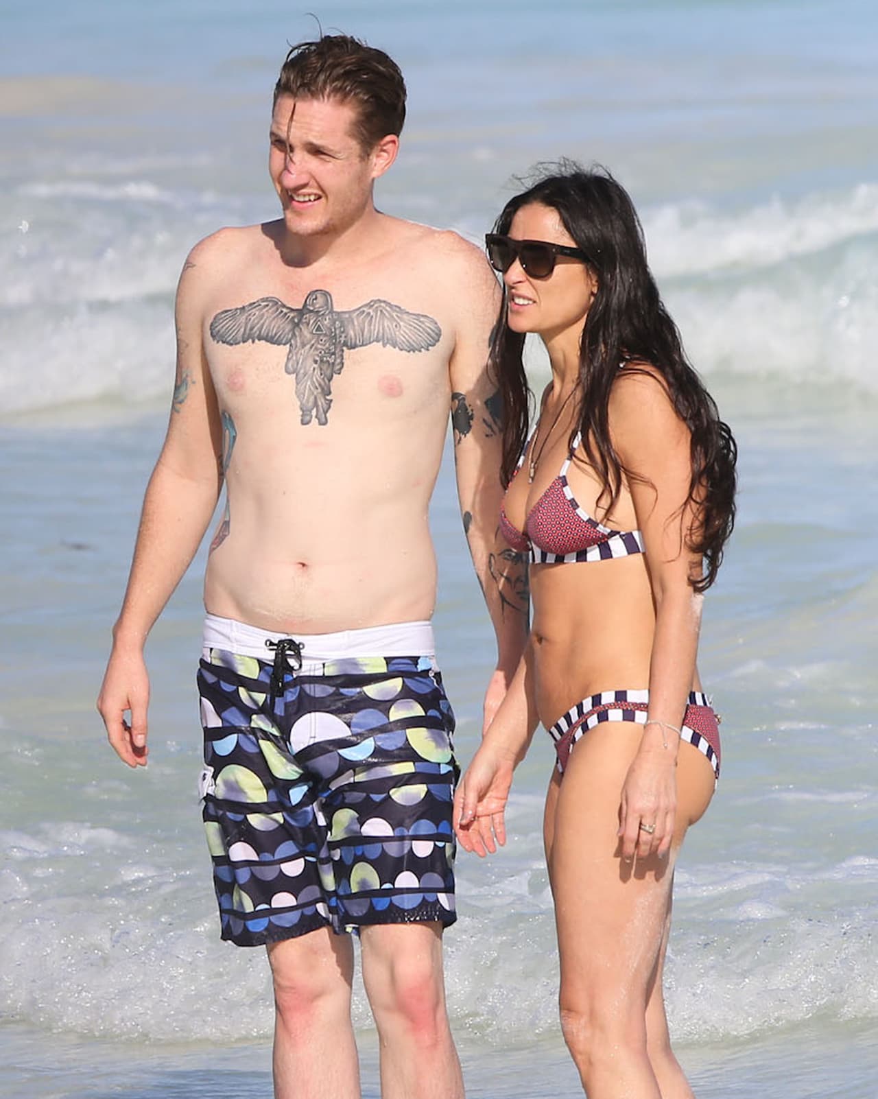 Posiblemente absorbe energía y juventud de todos los muchachitos con los que se junta.