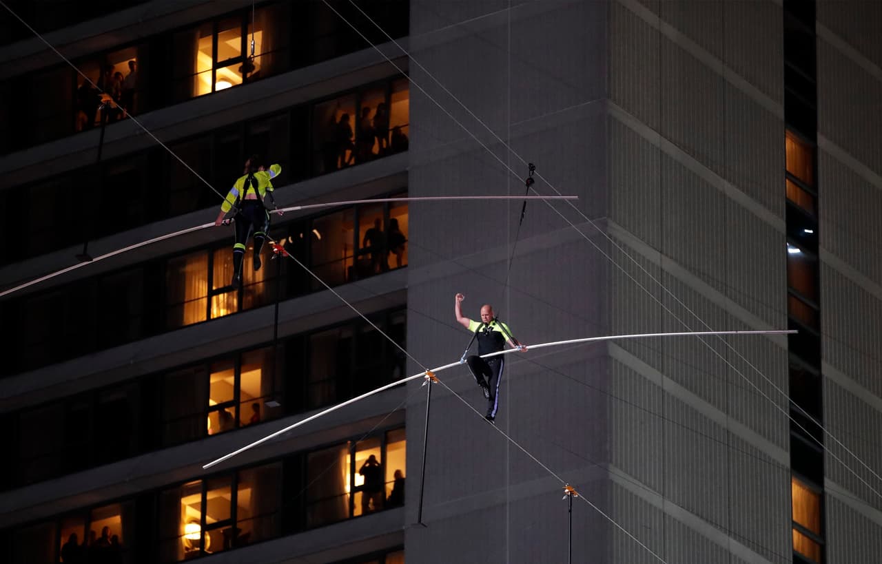 Nik y Lijana Wallenda, dos célebres hermanos equilibristas, cruzaron la noche de este domingo la neoyorquina plaza de Times Square caminando por un cable situado a unos 25 pisos de altura.
<br>