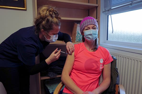 Otros condados cercanos que reciben dosis de la vacuna incluyen cuatro instalaciones en Comal, tres instalaciones en Frio, ocho instalaciones en Guadalupe, cinco instalaciones en Karnes y tres instalaciones en Uvalde.