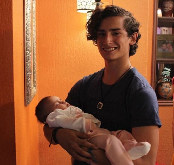 La historia de amor entre los dos jovencitos de ’Mi marido tiene más familia’ comenzó en Oaxaca, México, con Aris, en la primer temporada del exitoso melodrama.