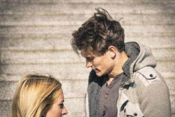 Además, debes hablar sin rodeos, darle la vuelta al tema o comenzar hablando por lo que el otro hizo mal, no es lo correcto. Ve al grano, recuerda que entre más rápido, será menos doloroso.