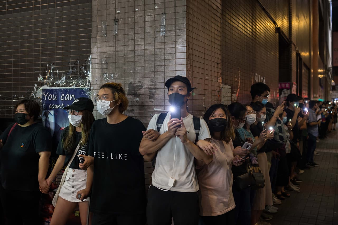 La jefa de gobierno de Hong Kong, Carrie Lam, retiró el proyecto de ley, se disculpó y hasta declaró "muerta" la iniciativa, pero las manifestaciones han seguido porque muchos desconfían en que el plan pueda ser resucitado en cualquier momento.
<br>