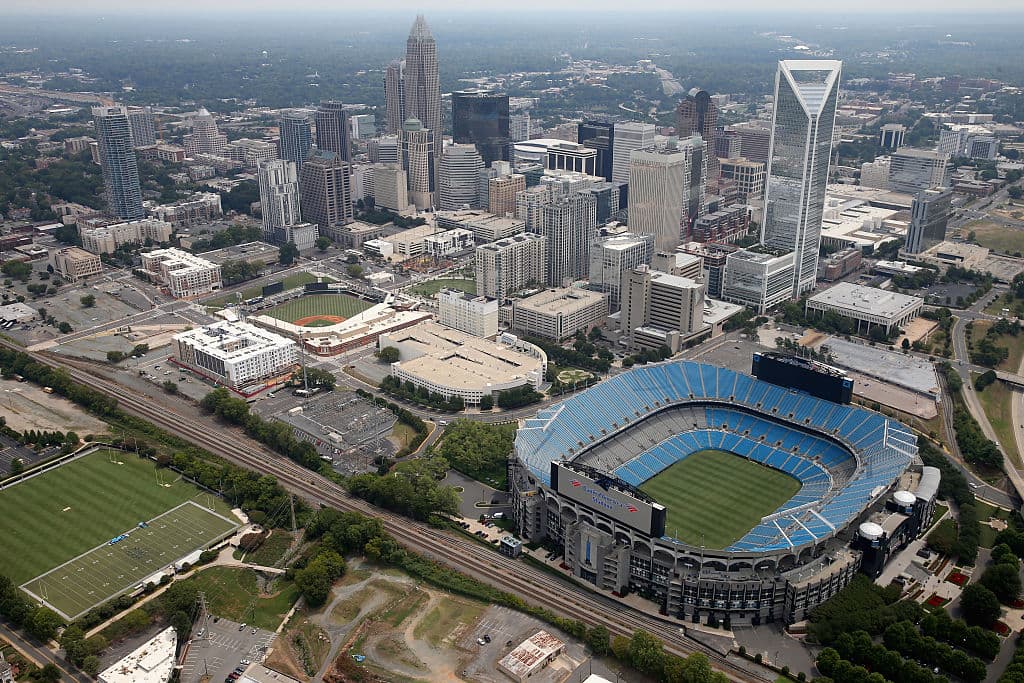 <b>Charlotte, Carolina del Norte</b>, otra ciudad interior con la mayoría de su superficie con hundimientos. Para Charlotte, esto incrementa los riesgos de inundaciones pluviales y fluviales y la vulnerabilidad urbana. Las causas del hundimiento son una combinación de factores naturales de fondo y actividades humanas.