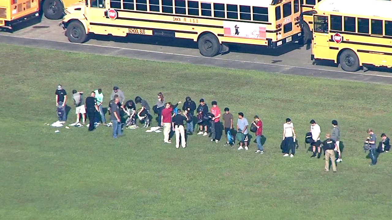 Un oficial también resultó herido, aunque se desconoce la gravedad de las heridas.