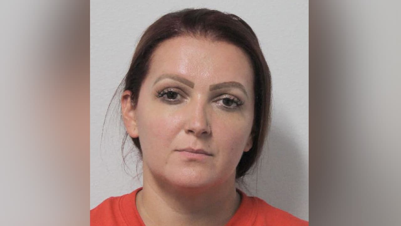 Stephanie Rodriguez - Enfrenta cargos por DUI con un menor de edad en el automóvil.