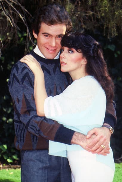 Pero "Rosa Salvaje tenía triste el corazón y cada mañana pedía a la virgen que él se enamorará de ella". Su amor dentro de la historia era Guillermo Capetillo.