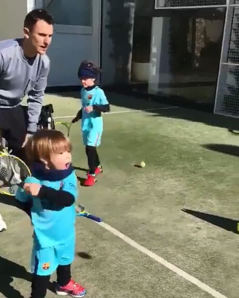 Este pequeñín tiene 3 años y ya comenzó su carrera en el deporte, al igual que su hermano Milán practica tenis.