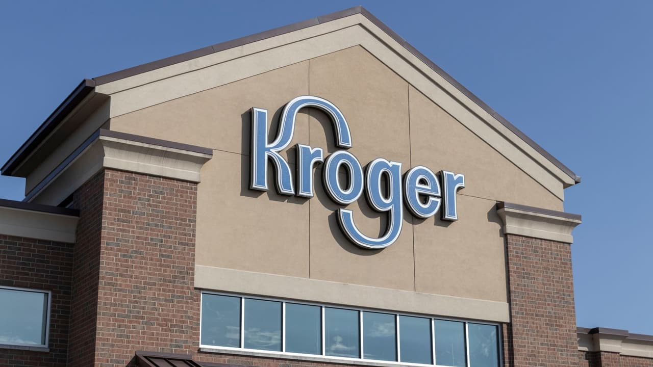 <h3 class="cms-H3-H3">¿Qué pasa con los empleados? </h3>
<br>Kroger asegura que 
<b>los trabajadores tienen la opción de trasladarse a otras tiendas</b>. Pero algunos empleados han dicho que eso no siempre es posible, por
<b> la distancia o por la falta de plazas disponibles</b>. “No es solo una tienda, es parte de mi vida”, dijo un trabajador en McKinney a 
<i>Dallas Morning News</i>.