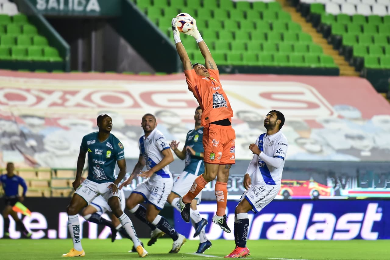 Las anotaciones de Santiago Ormeño al 85' y Daniel Álvarez al 90+5', Puebla consigue una increíble remontada y vence al León 1-2. La franja lleva cuatro partidos sin ver la derrota, de los cuáles tres han sido victorias. León se queda en la posición número 15 del torneo con 7 puntos.