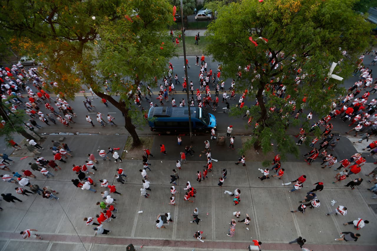 Luego de verse obligados a reingresar al Estadio Monumental, los aficionados que habían asistido al partido que no se disputó se pudieron retirar finalmente a sus casas.